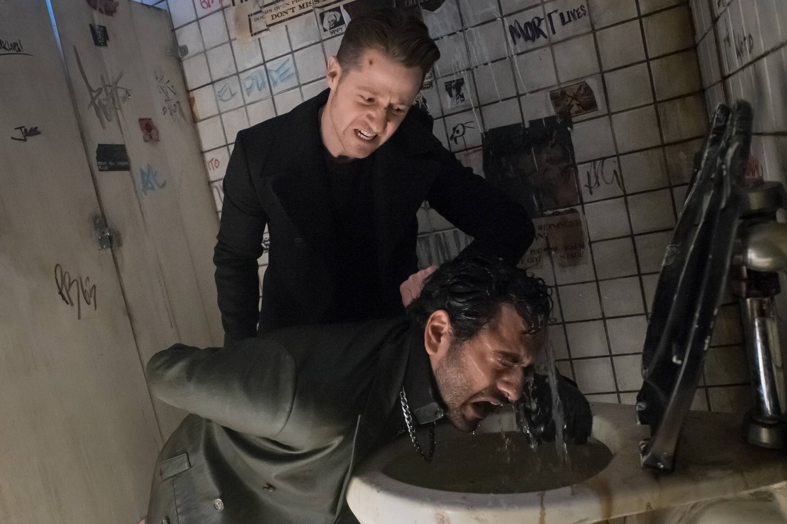 Down the dark alley - Gotham Season 2 Episode 18