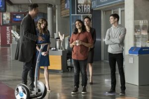 HR's Showing Off - The Flash Season 3 Episode 10