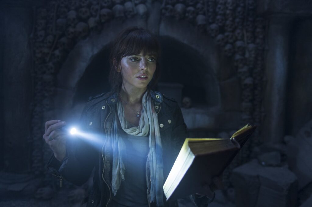 Lady Alex Makes a Discovery - Hooten and The Lady Season 1 Episode 2