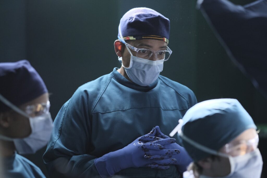 Andrews lets Shaun do some work - The Good Doctor Season 1 Episode 4