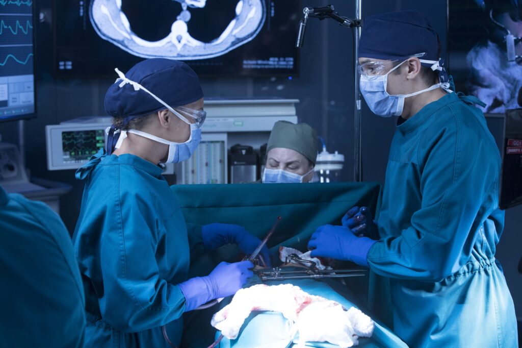doctors in surgery - The Good Doctor Season 1 Episode 5