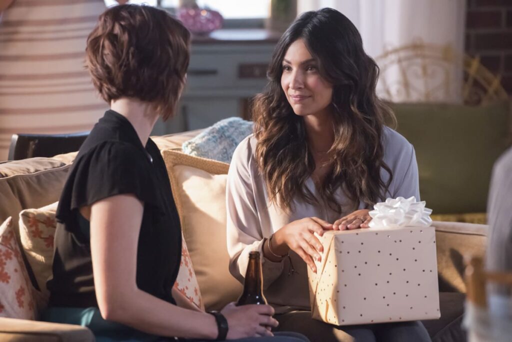 Opening Presents - Supergirl Season 3 Episode 3