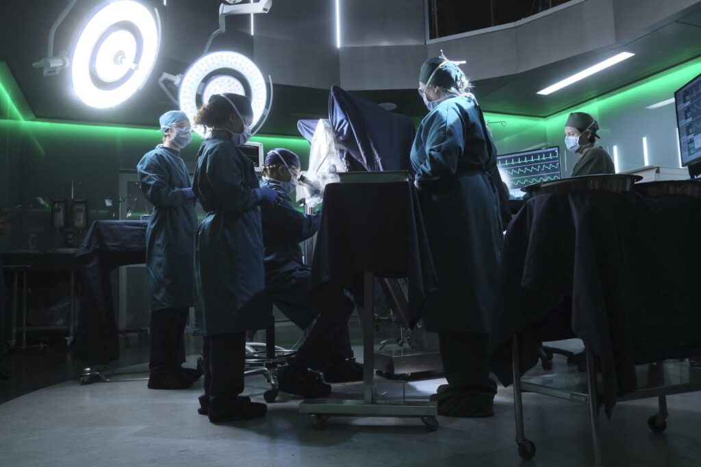 the doctors in the OR - The Good Doctor Season 1 Episode 4