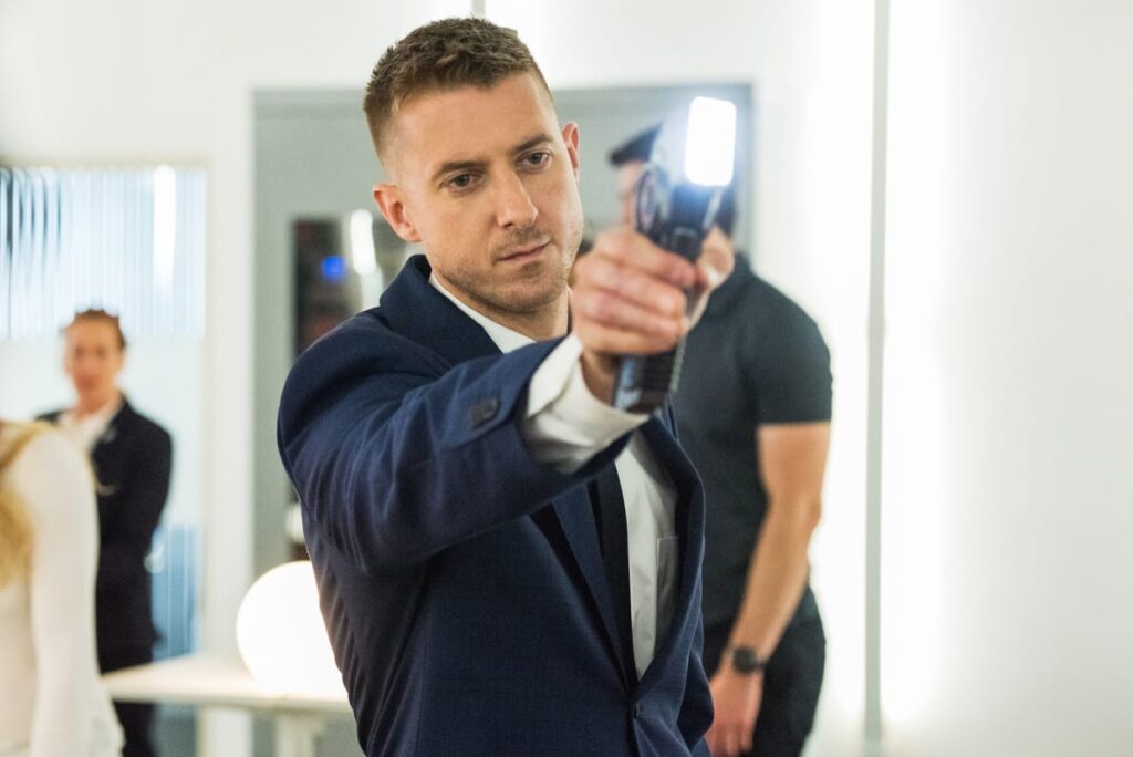 The Name Is Hunter, Rip Hunter. - DC's Legends of Tomorrow Season 3 Episode 1