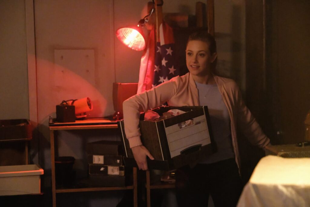 What's In The Box? - Riverdale Season 2 Episode 3