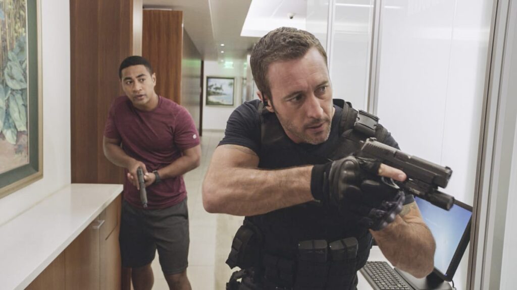 Junior Backs Up McGarrett - Hawaii Five-0