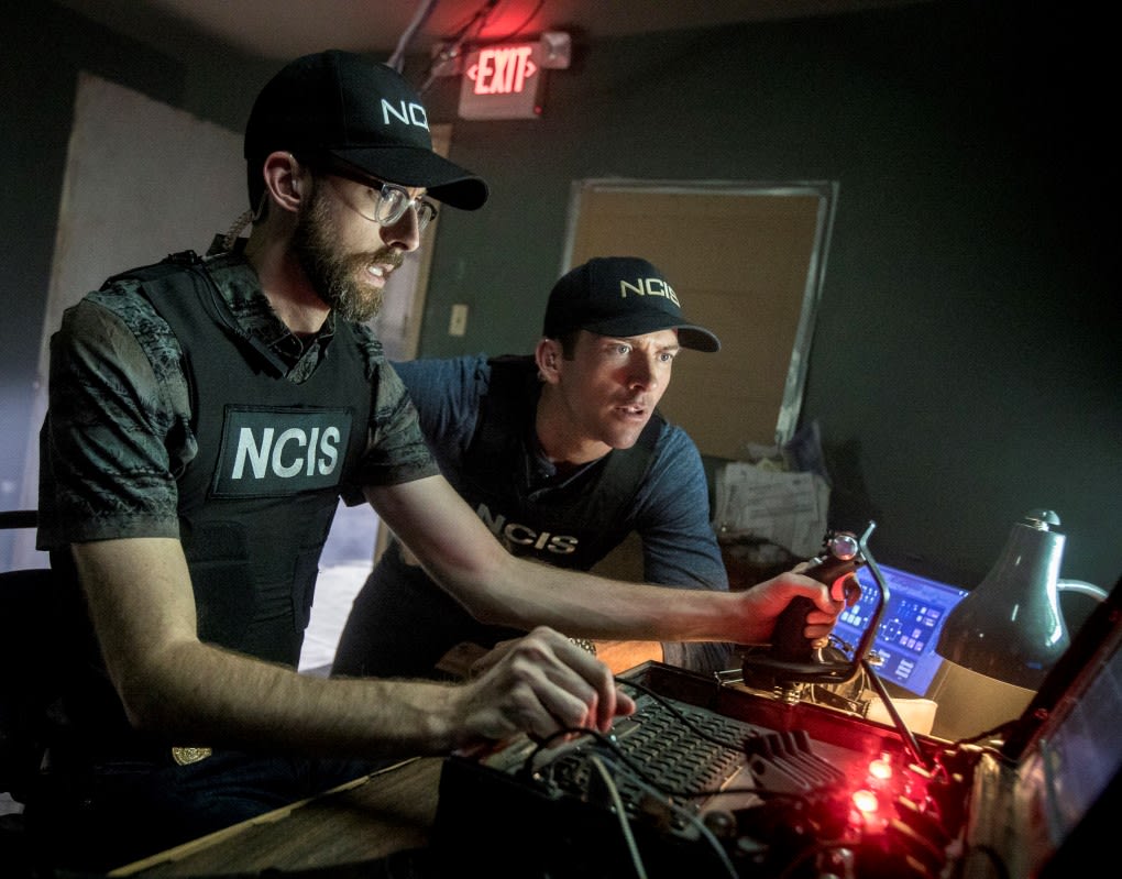 Searching for Clues - NCIS: New Orleans Season 4 Episode 11