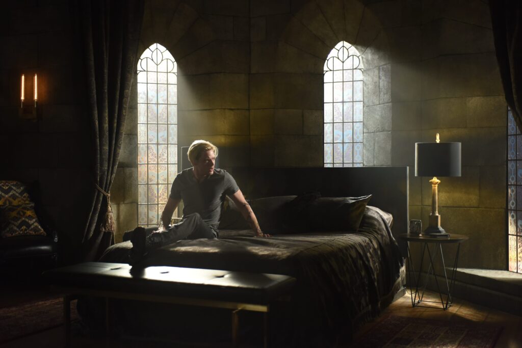 Is Jonathan Around? - Shadowhunters Season 3 Episode 4