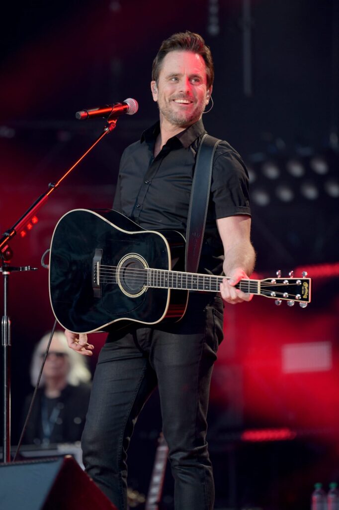 Charles Esten Performs