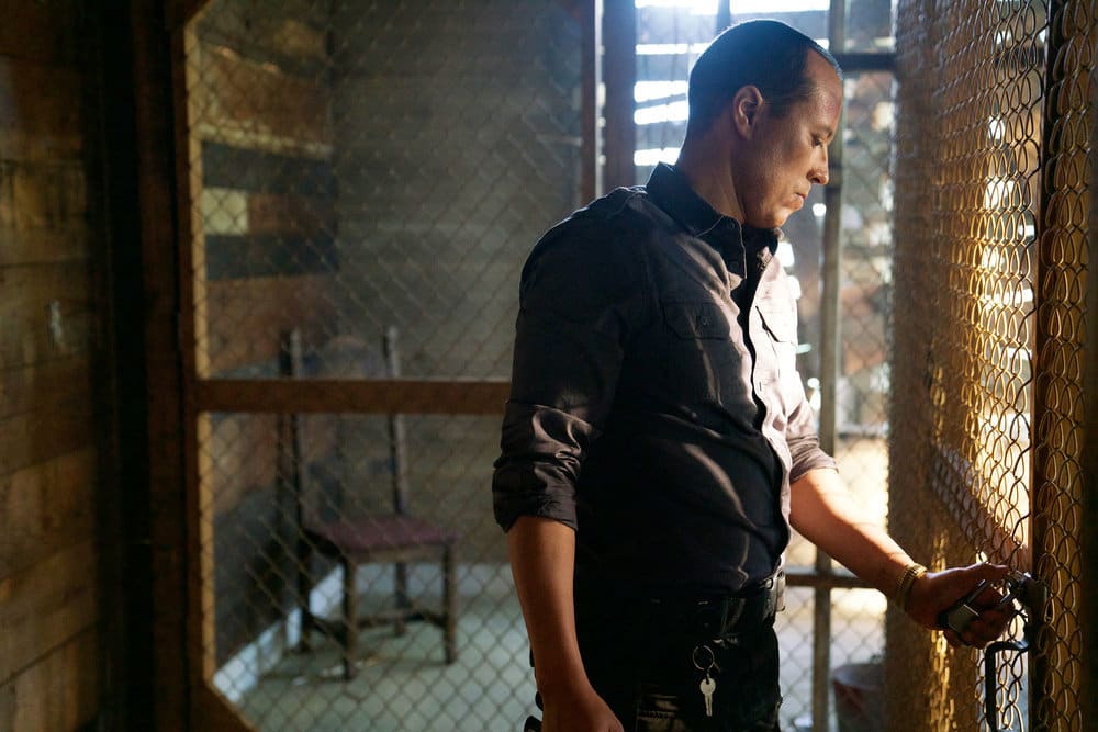 Holding Guero - Queen of the South Season 3 Episode 6
