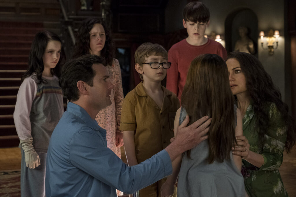 Comforting Nell - The Haunting of Hill House Season 1 Episode 6