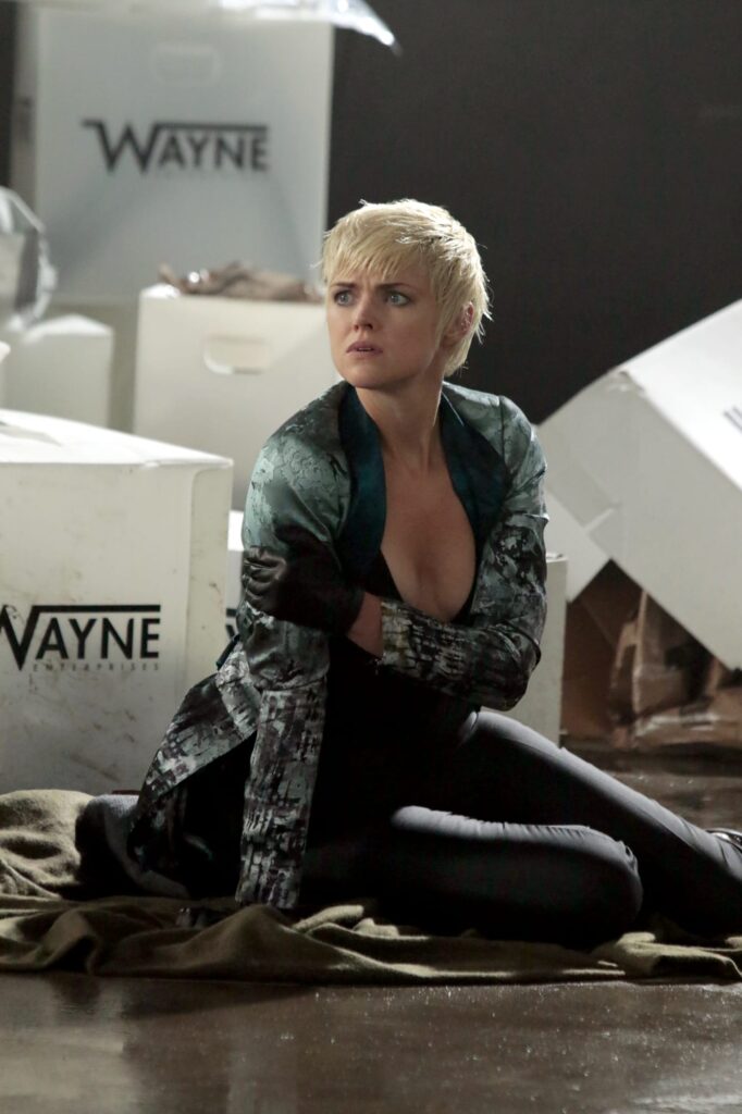 Barbara on Her Knees - Gotham Season 5 Episode 1