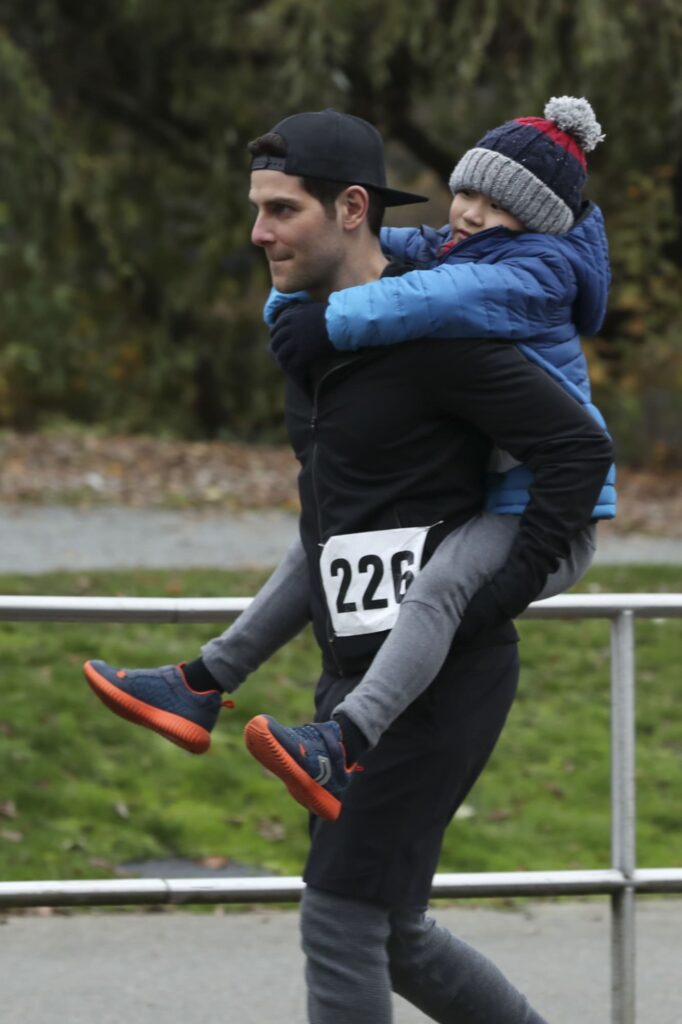 Piggy-Back - A Million Little Things Season 1 Episode 11