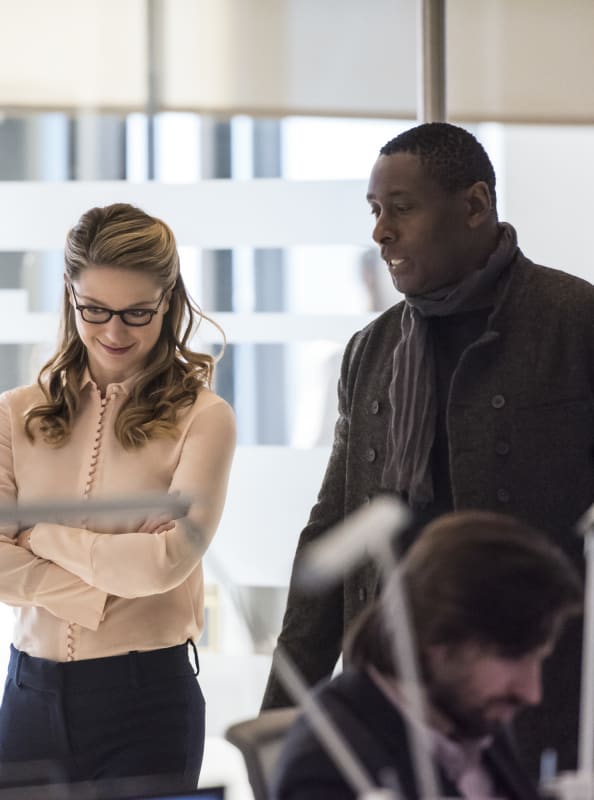 Looking for a Distraction - Tall - Supergirl Season 4 Episode 12