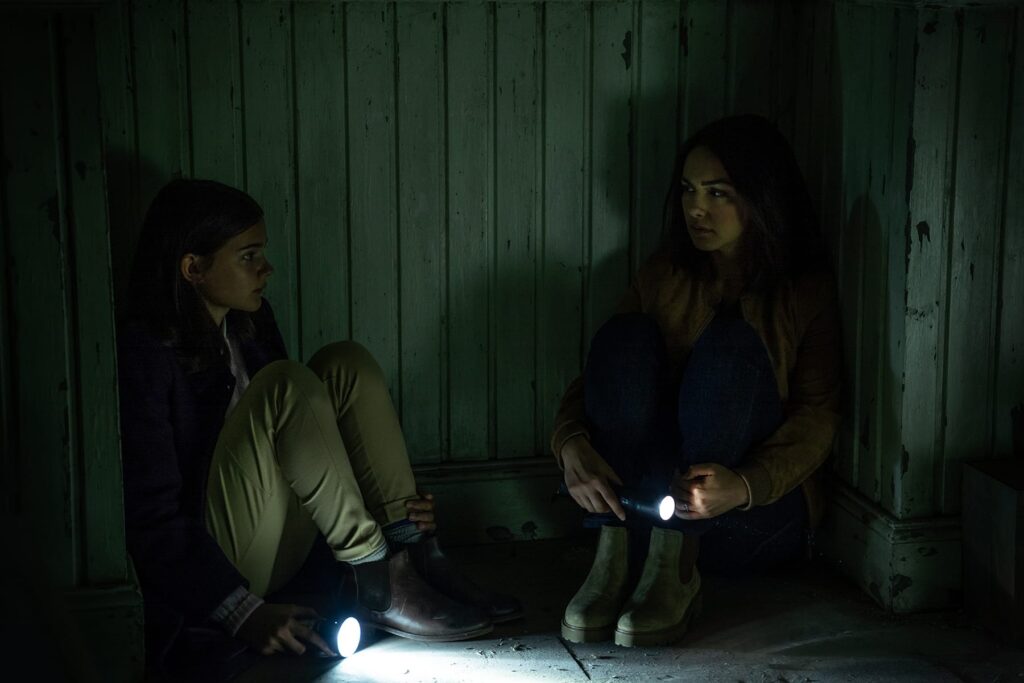 Talk Amongst Yourselves - Counterpart Season 2 Episode 8
