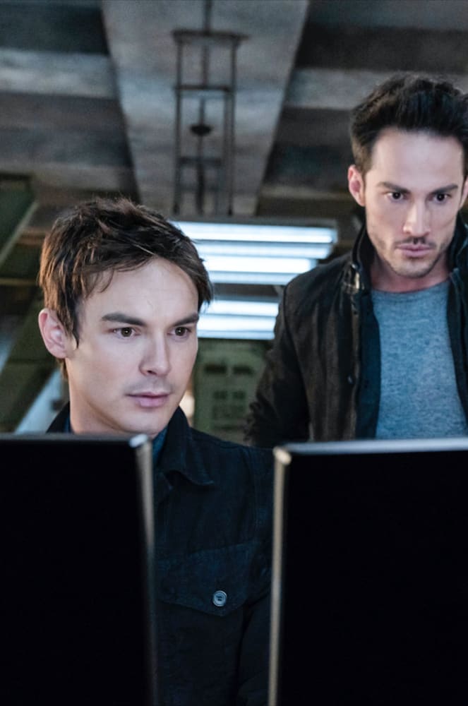 Alex and Kyle Work Together - Roswell, New Mexico Season 1 Episode 10
