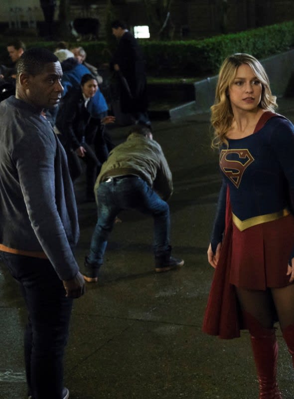 Over the Shoulder - Supergirl Season 4 Episode 14