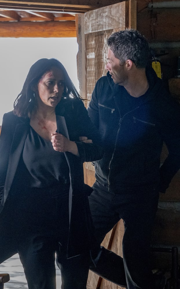 Pulling Her In - 9-1-1 Season 2 Episode 13