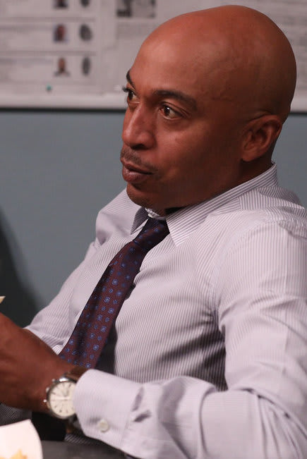 Working Through Lunch - Tall - Good Girls Season 2 Episode 8