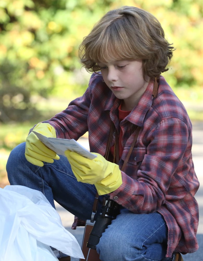 Examining His Neighborhood - The Disappearance Season 1 Episode 1