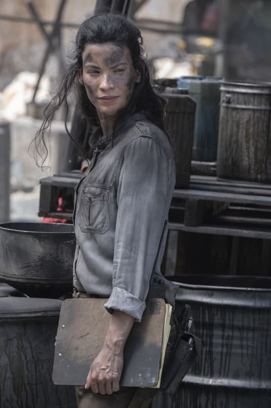 Luciana Helps Fix the Oil - Fear the Walking Dead Season 5 Episode 13