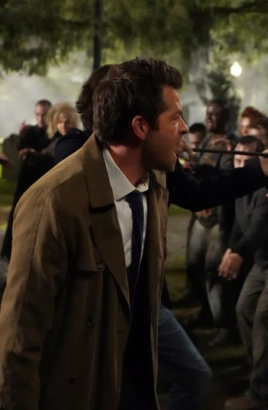 Cas Does His Part - Supernatural Season 15 Episode 1