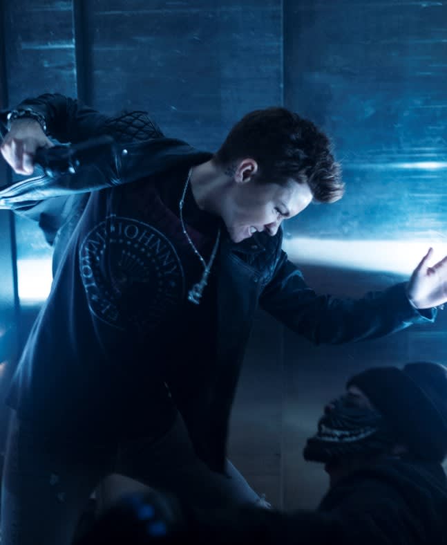 Taking Out a Henchman - Batwoman Season 1 Episode 1
