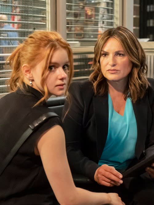 (TALL) Benson Interviews a Witness - Law & Order: SVU Season 21 Episode 2
