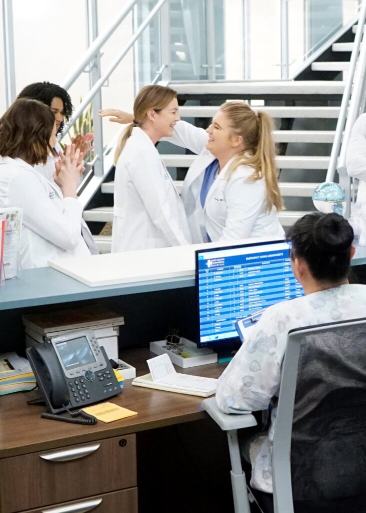 Taryn Hugs Mer - Tall - Grey's Anatomy Season 16 Episode 9