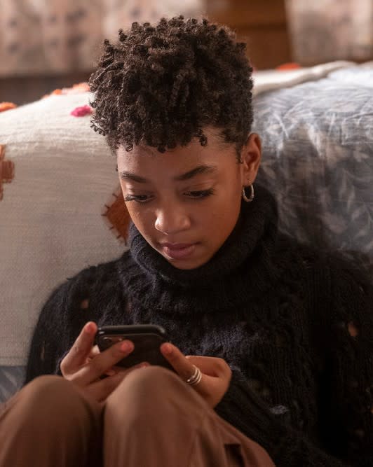 Tess Checks Her Phone - This Is Us Season 4 Episode 10