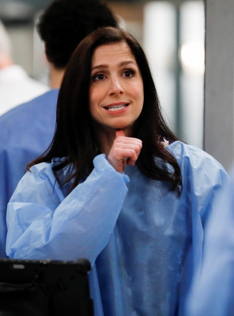 Riley's Annoyance - Tall - Grey's Anatomy Season 16 Episode 14