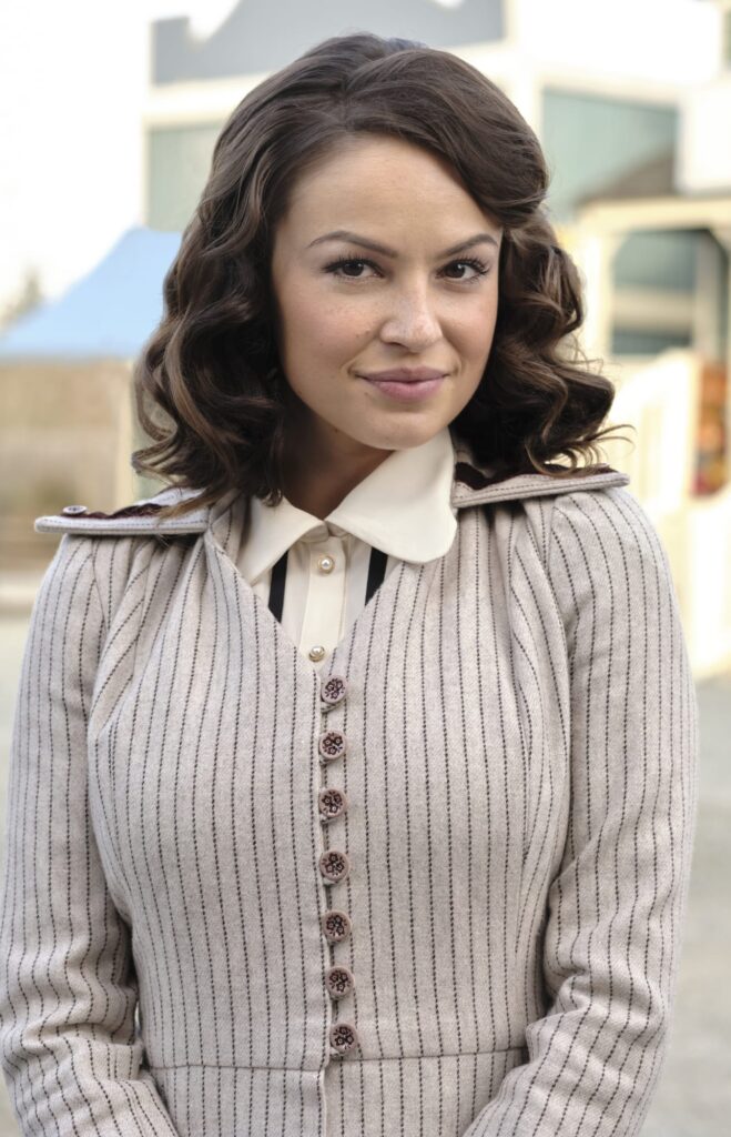 Fiona in Town - When Calls the Heart Season 7 Episode 5