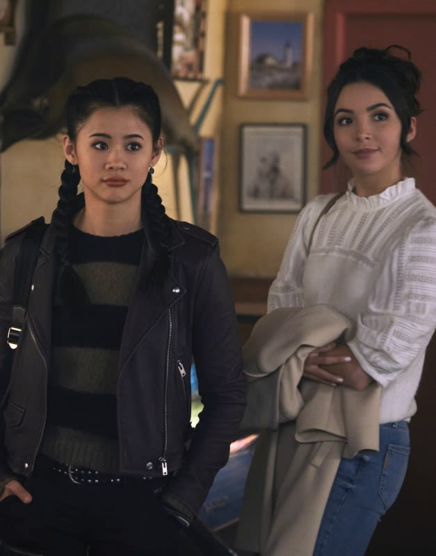 George and Bess - Nancy Drew Season 1 Episode 15