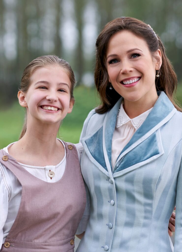 Grinning Girls - When Calls the Heart Season 7 Episode 3