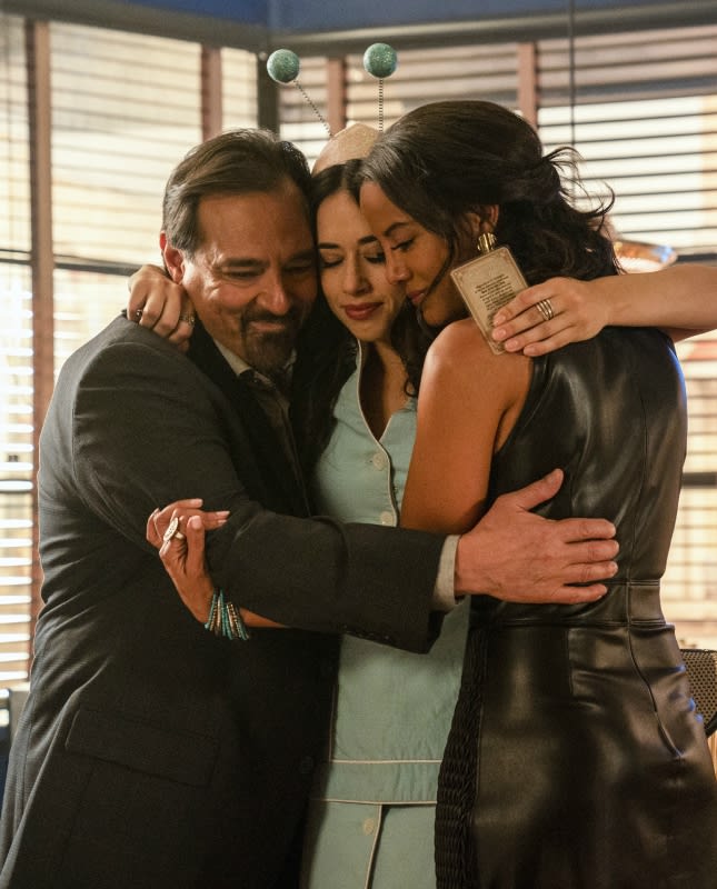 Group Hug - Roswell, New Mexico Season 2 Episode 1