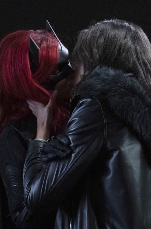 Secret Kisses - Batwoman Season 1 Episode 14
