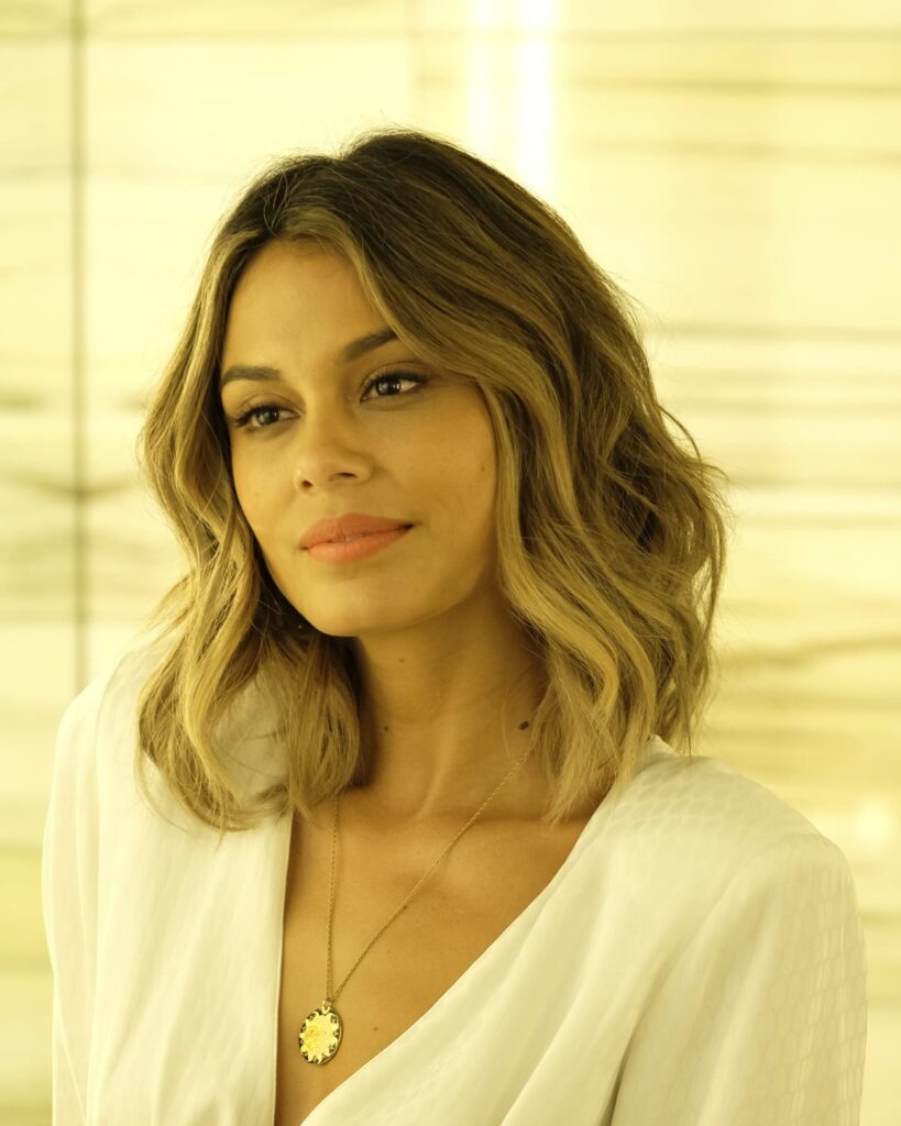 Noa Hamilton - The Baker and the Beauty Season 1 Episode 1