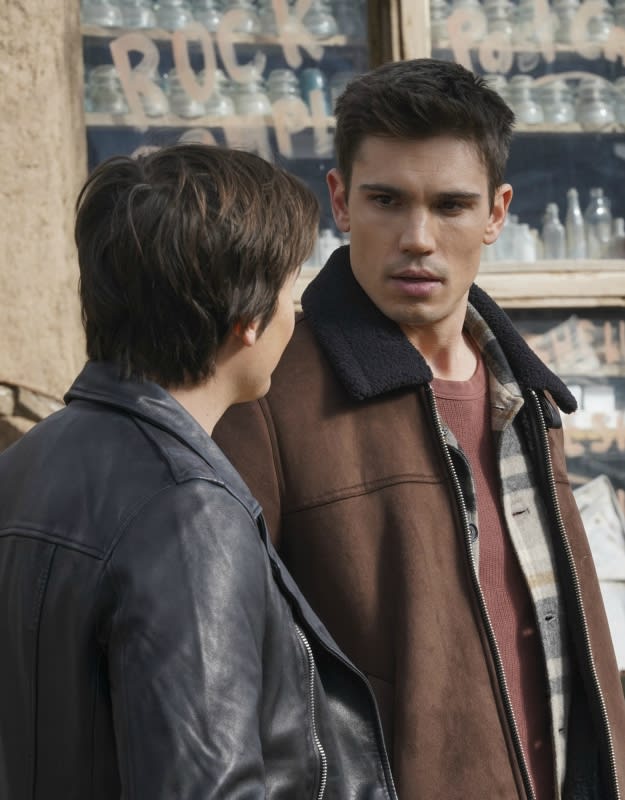 Alex and Gregory - Roswell, New Mexico Season 2 Episode 10