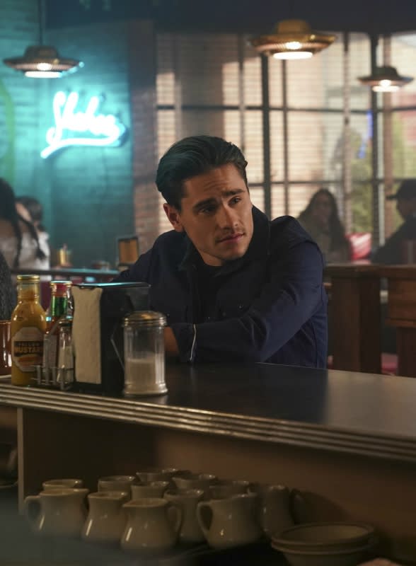 Will They, Won't They - Roswell, New Mexico Season 2 Episode 10