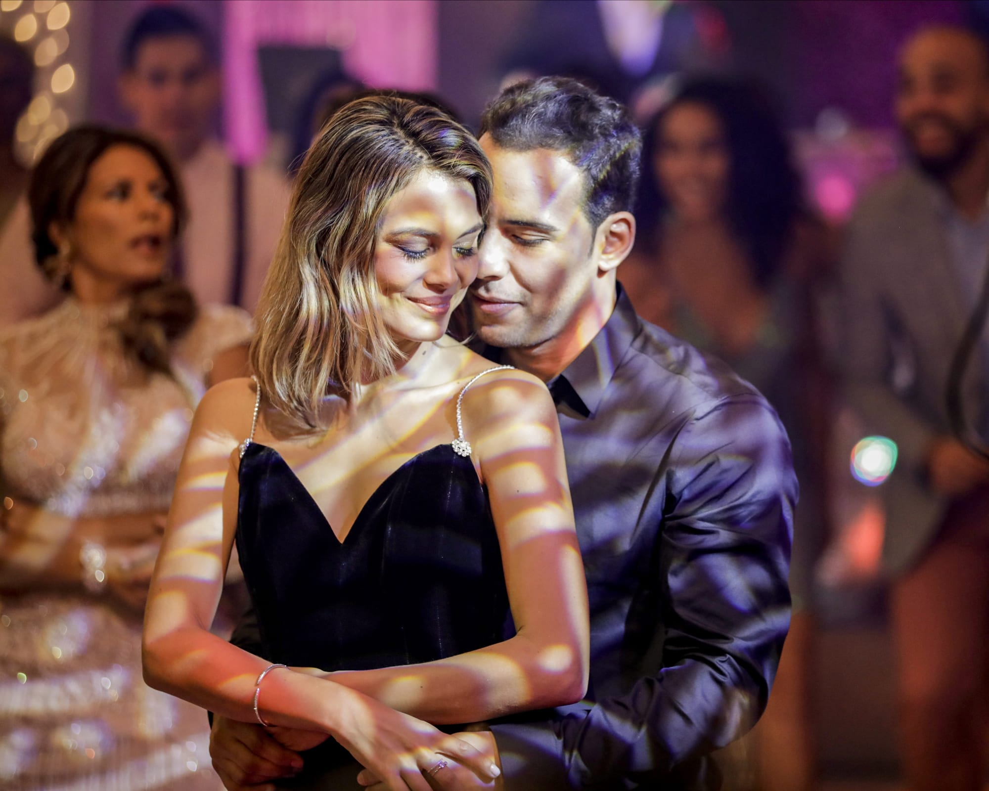 Back Together? - The Baker and the Beauty Season 1 Episode 9