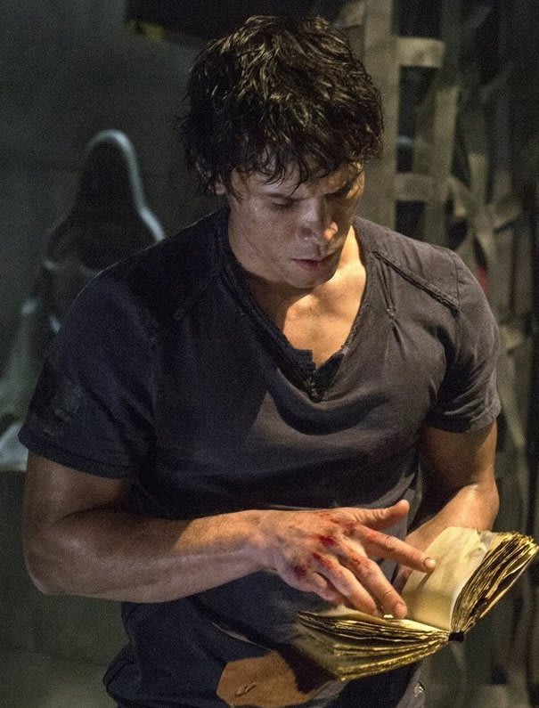 Bellamy Reading Lincoln's Book - The 100 Season 1 Episode 7
