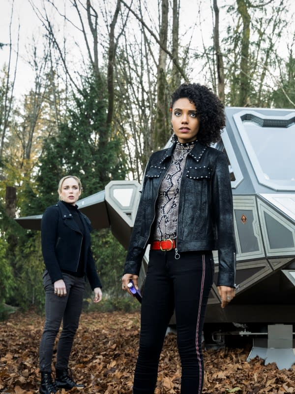 Charlie and Sara - DC's Legends of Tomorrow Season 5 Episode 8
