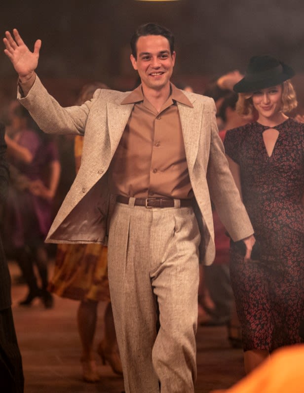 Greeting His Family - Penny Dreadful: City of Angels Season 1 Episode 9
