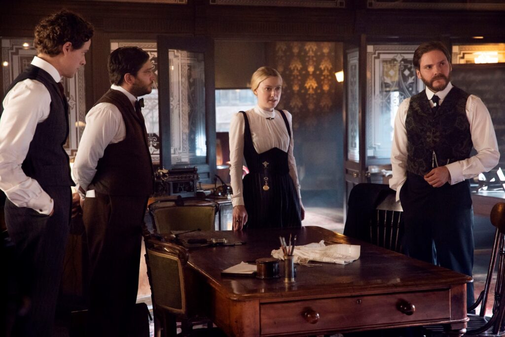 Examining Clues - The Alienist: Angel of Darkness