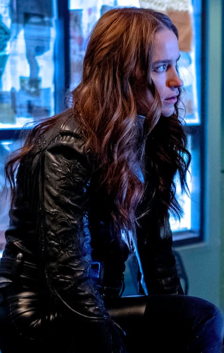 Wynonna save - Wynonna Earp Season 4 Episode 1