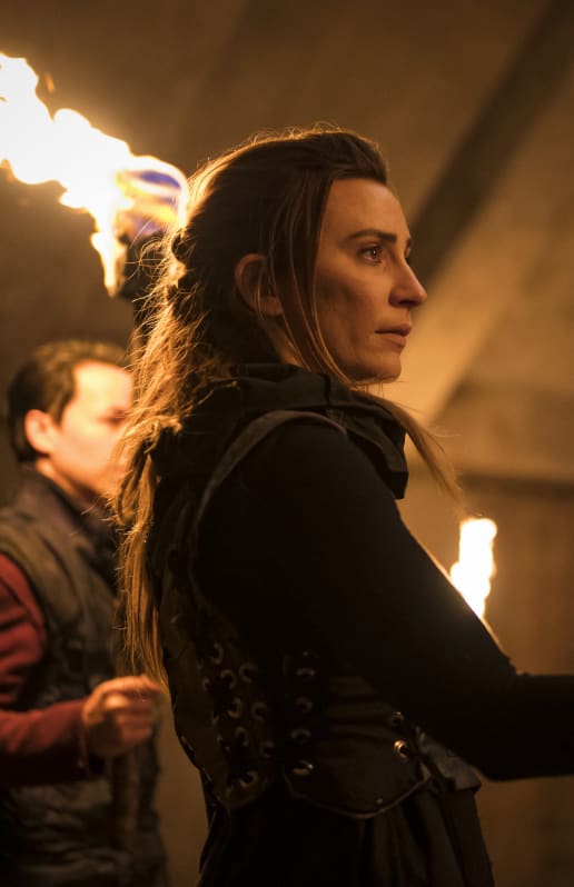Niylah Looks Around the Bunker - The 100 Season 7 Episode 14