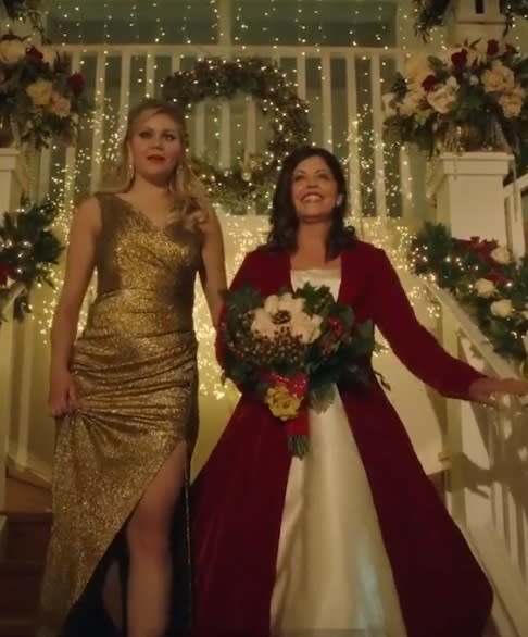 Escorting Her Mom - Let's Meet Again on Christmas Eve