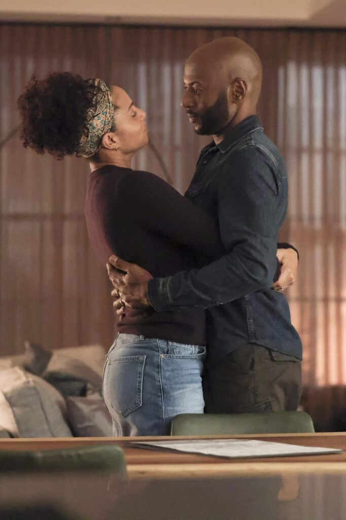 The Howards Embrace  - A Million Little Things Season 3 Episode 4
