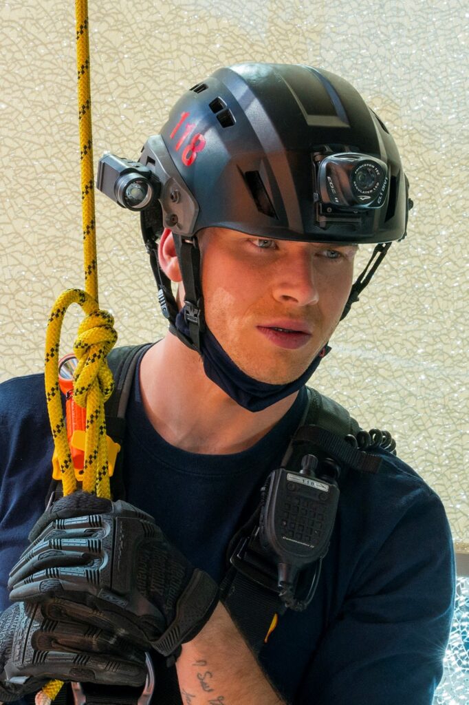 Hangin Around - 9-1-1 Season 4 Episode 1