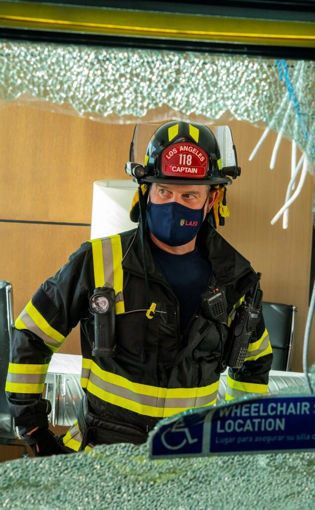 Looking Out - 9-1-1 Season 4 Episode 1